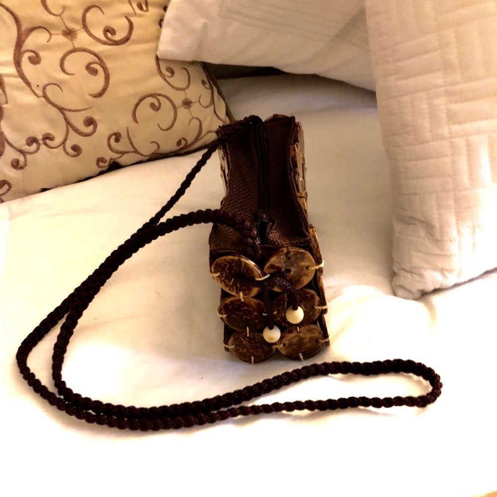 Coconut sling shoulder bag